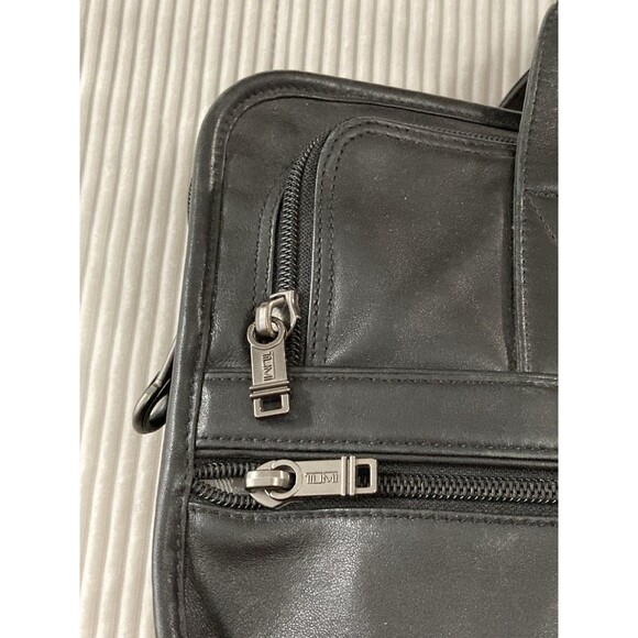 TUMI Black Leather Briefcase Bag 15" Business Travel Work Office Minimalist - Picture 4 of 16